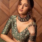 Nidhi Shah Instagram - Brown eyes that loved without a trace of fear 🍁 . . . . . . . . . . . Shoot for @fablookmagazine Styled by @milliarora7777 Assisted by @stylescape__ Mua @sapnachugh1 Hair @monashairandbeauty Wearing @ilakshi.instyle Jewels @keiyura_jewelry Shot by @artographybysagar Assisted by @pratikmadan.photo Location @invisiblegastronomybar