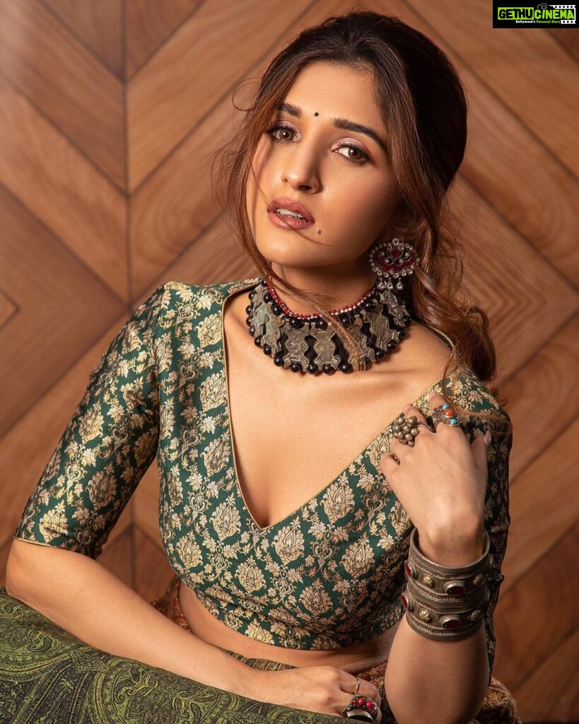 Nidhi Shah Instagram - Brown eyes that loved without a trace of fear 🍁 . . . . . . . . . . . Shoot for @fablookmagazine Styled by @milliarora7777 Assisted by @stylescape__ Mua @sapnachugh1 Hair @monashairandbeauty Wearing @ilakshi.instyle Jewels @keiyura_jewelry Shot by @artographybysagar Assisted by @pratikmadan.photo Location @invisiblegastronomybar