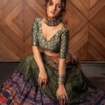 Nidhi Shah Instagram - Brown eyes that loved without a trace of fear 🍁 . . . . . . . . . . . Shoot for @fablookmagazine Styled by @milliarora7777 Assisted by @stylescape__ Mua @sapnachugh1 Hair @monashairandbeauty Wearing @ilakshi.instyle Jewels @keiyura_jewelry Shot by @artographybysagar Assisted by @pratikmadan.photo Location @invisiblegastronomybar