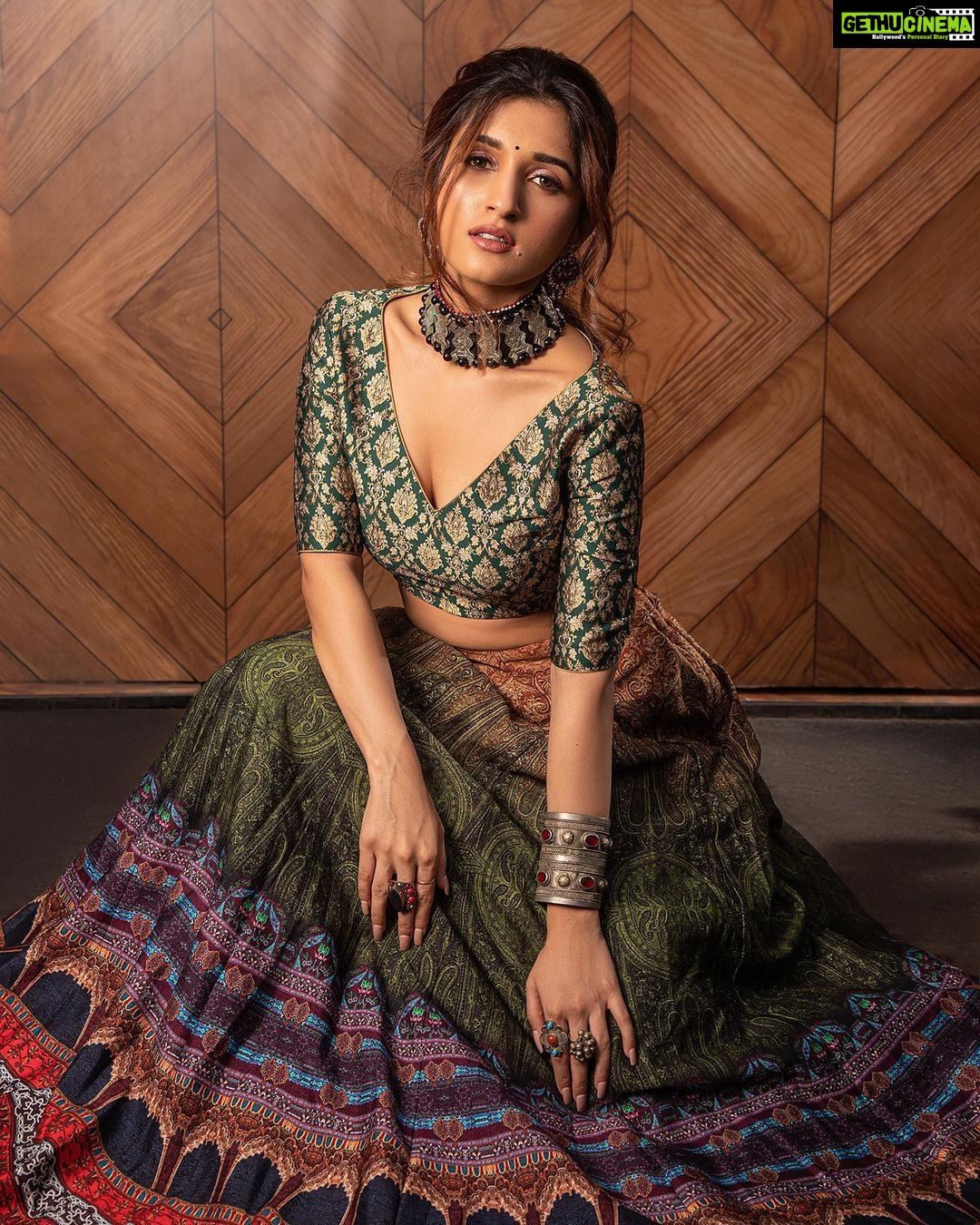 Nidhi Shah Instagram - Brown eyes that loved without a trace of fear π . . . . . . . . . . . Shoot for @fablookmagazine Styled by @milliarora7777 Assisted by @stylescape__ Mua @sapnachugh1 Hair @monashairandbeauty Wearing @ilakshi.instyle Jewels @keiyura_jewelry Shot by @artographybysagar Assisted by @pratikmadan.photo Location @invisiblegastronomybar