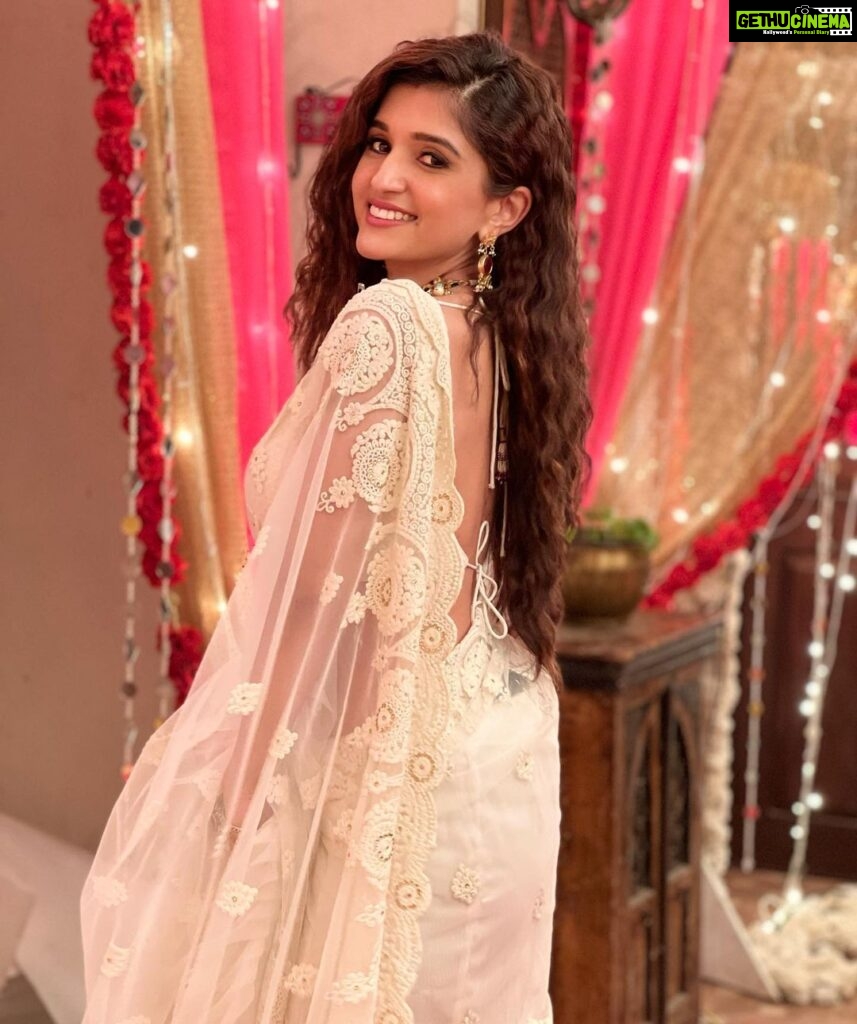 Nidhi Shah Instagram - A little dose of Kinjal ✨💕 . . . 📸 - @anagha_bhosale 🤗 #sareelove #weddingseason #allwhite #indianwedding #kinjaldave #kinjal #anupamaa @starplus