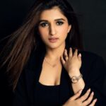 Nidhi Shah Instagram – Now that winters are creeping in—Black is the way to go 🖤💃 @danielwellington has a lot of amazing Black Friday deals 😱 You can now shop from their website and get up to 50% off, additionally you can use my code NIDHIS to get 15% more 🔥 Isnt it a great catch? Also dont miss out on their special 48H deals!🤭 Happy shopping, lovelies 🎁 #DanielWellington #ad