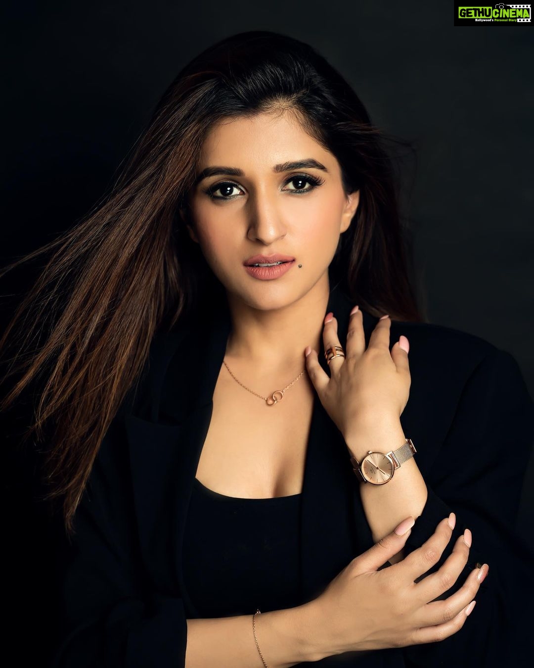 Nidhi Shah Instagram - Now that winters are creeping in---Black is the way to go 🖤💃 @danielwellington has a lot of amazing Black Friday deals 😱 You can now shop from their website and get up to 50% off, additionally you can use my code NIDHIS to get 15% more 🔥 Isnt it a great catch? Also dont miss out on their special 48H deals!🤭 Happy shopping, lovelies 🎁 #DanielWellington #ad