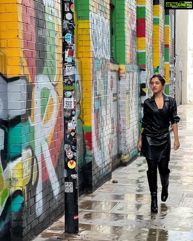 Nidhi Shah Instagram - As a person who loves her comfort zone, I stepped into London, walked into the unknown (even got robbed in broad day light!) 🥹 But you grew on me. I loved walking down your streets, enjoyed your fine food, warm hospitality and of course the History! Stepping out of my comfort zone never felt so good! And I am surely walking out a newer, fresher, brighter and more confident person! Blessed, grateful and all charged to take the year head on! London, United Kingdom