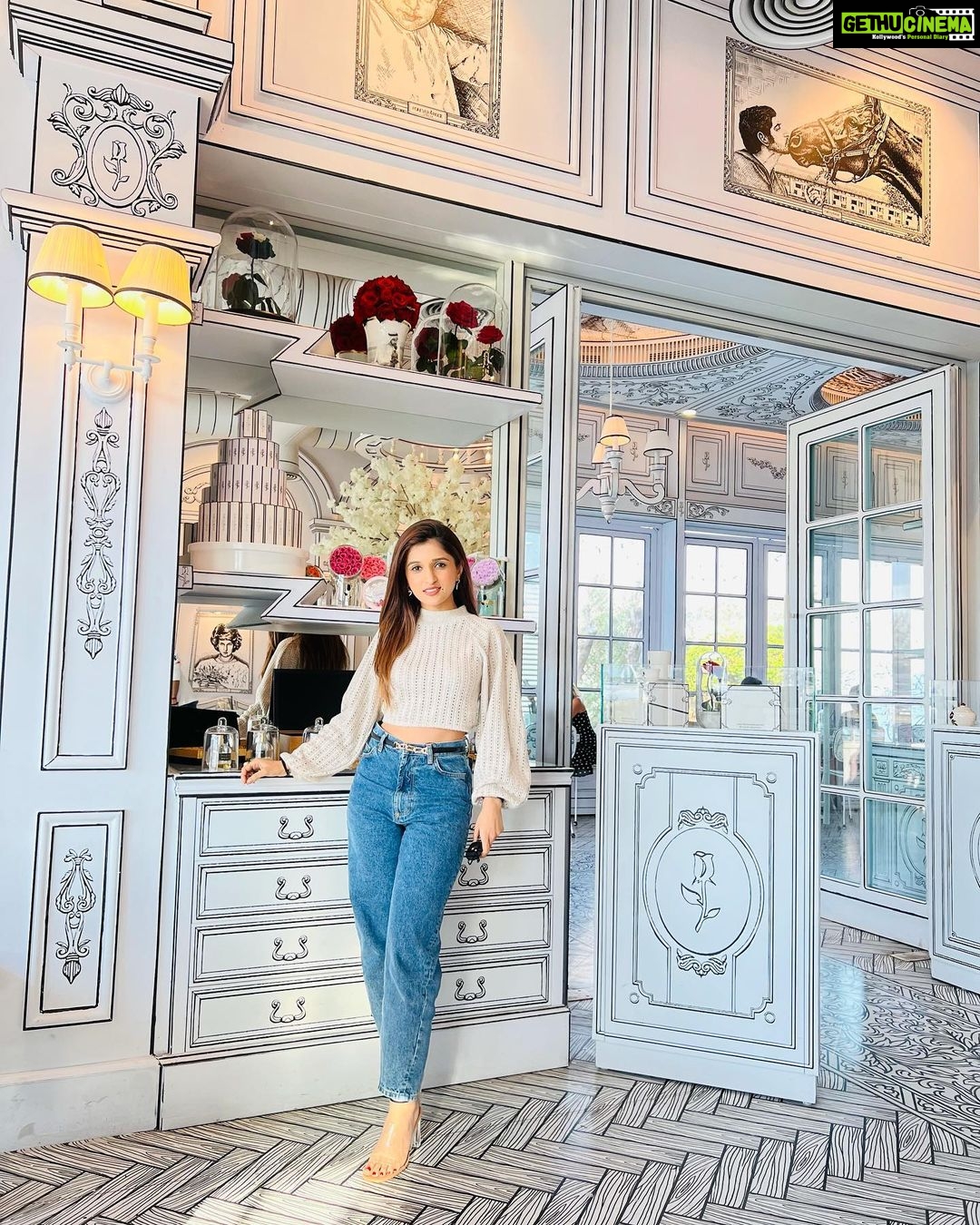 Nidhi Shah Instagram - In love with this place @foreverroselondon 😍❤️✨ . . . . #dubai #vacation #vacationmode ❤️ Forever Rose Cafe