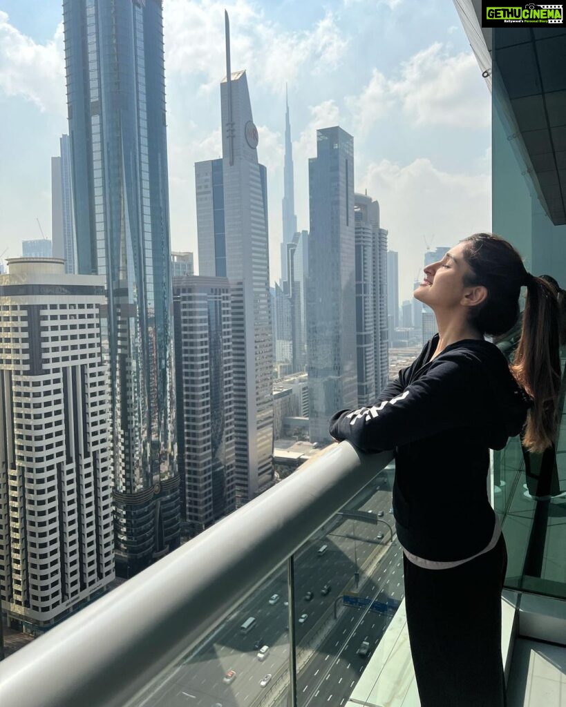 Nidhi Shah Instagram - Let the sun shine 😁✨ . . . #morning #dubailife #roomwithaview #lovedubai #dubai Dubai