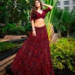 Nidhi Shah Instagram - Charm is deceitful, outer beauty is passing, inner beauty conquers all 🍁 . . 💄- @nishachandnanii Hair- @anjalichaudhary9876 Stylist- @thedottstyle @thedotdiary Outfit- @frontierbazarr Jewerally - @koharbykanika Edited by - @who.sane 📸 @dhavalgajjar.photography . . . #bride #bridal #bridallook #wedding #shaadisaga #makeup #hair #lehenga #red #love photoshoot #photography #weddingdress Grand Hyatt Mumbai