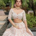 Nidhi Shah Instagram - Once upon a time there was a princess🌸👸 . . Makeup by- @nishachandnanii ❤️ Styled by- @thedotdiary @thedottstyle Outfitby - @riantasofficial Jewellery- @koharbykanika Hair by @anjalichaudhary9876 Photographer- @dhavalgajjar.photography Location- @grandhyattmumbai . . . #bridalmakeup #bridesofindia #indianwedding #bridal #bride #weddingseason #lehenga #jewellery #nidhishah Grand Hyatt Mumbai