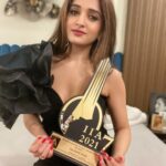 Nidhi Shah Instagram - For everyone who has showered Kinjal with love. for everyone who has related to her. for everyone who made her possible. appreciation is the best form of motivation. #gratitude . . Awarded for the international iconic best supporting actor of Indian television 2021 ❤️ Thank you @rajan.shahi.543 sir for Anupamaa 🤗 @directorskutproduction @starplus #Anupamaa ❤️✨
