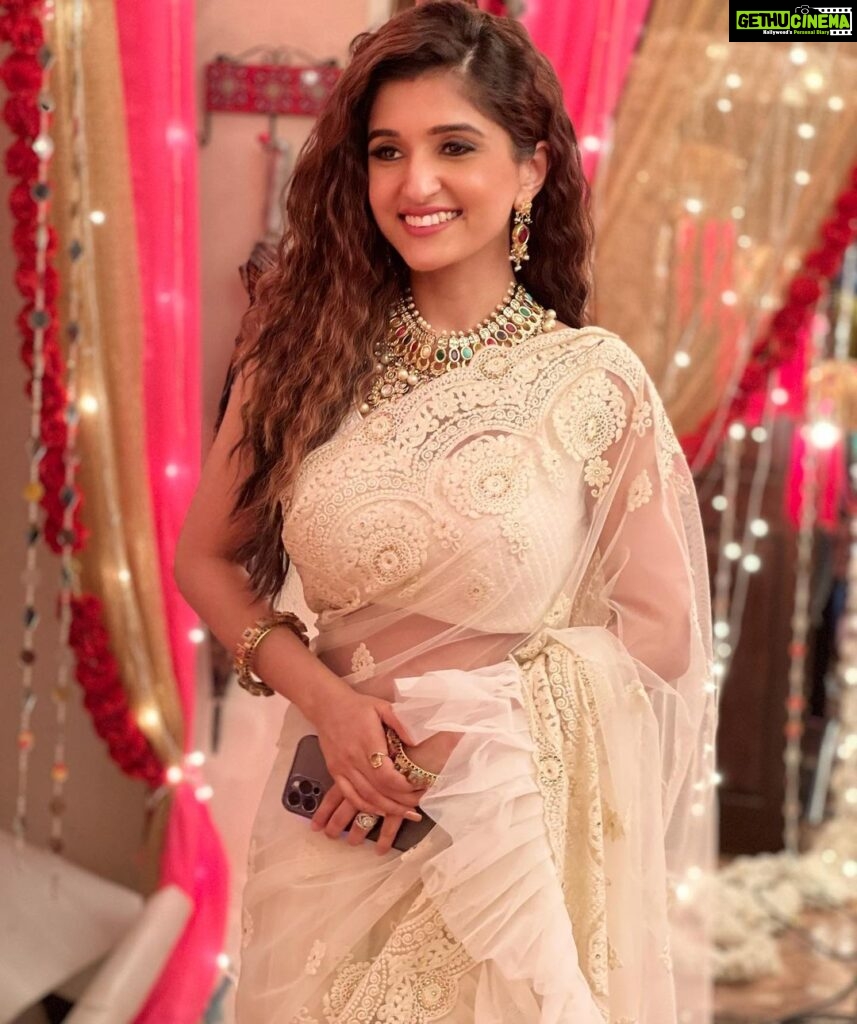 Nidhi Shah Instagram - A little dose of Kinjal ✨💕 . . . 📸 - @anagha_bhosale 🤗 #sareelove #weddingseason #allwhite #indianwedding #kinjaldave #kinjal #anupamaa @starplus