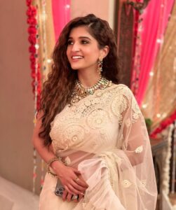 Nidhi Shah Instagram - A little dose of Kinjal ✨💕 . . . 📸 - @anagha_bhosale 🤗 #sareelove #weddingseason #allwhite #indianwedding #kinjaldave #kinjal #anupamaa @starplus