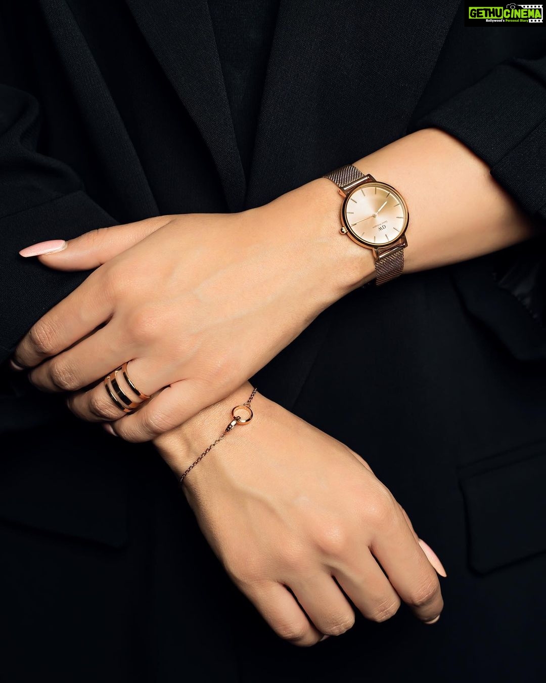Nidhi Shah Instagram - Now that winters are creeping in---Black is the way to go 🖤💃 @danielwellington has a lot of amazing Black Friday deals 😱 You can now shop from their website and get up to 50% off, additionally you can use my code NIDHIS to get 15% more 🔥 Isnt it a great catch? Also dont miss out on their special 48H deals!🤭 Happy shopping, lovelies 🎁 #DanielWellington #ad