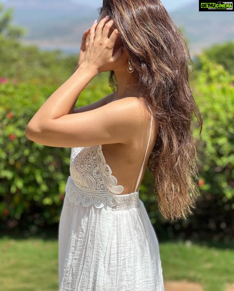 Nidhi Shah Instagram - Gliding through the warmth of the morning Sun 🤍🤍 . . . . #insta #pictures #white #instafashion #vacation #morning #sunshine🌞 #instadaily #bestoftheday