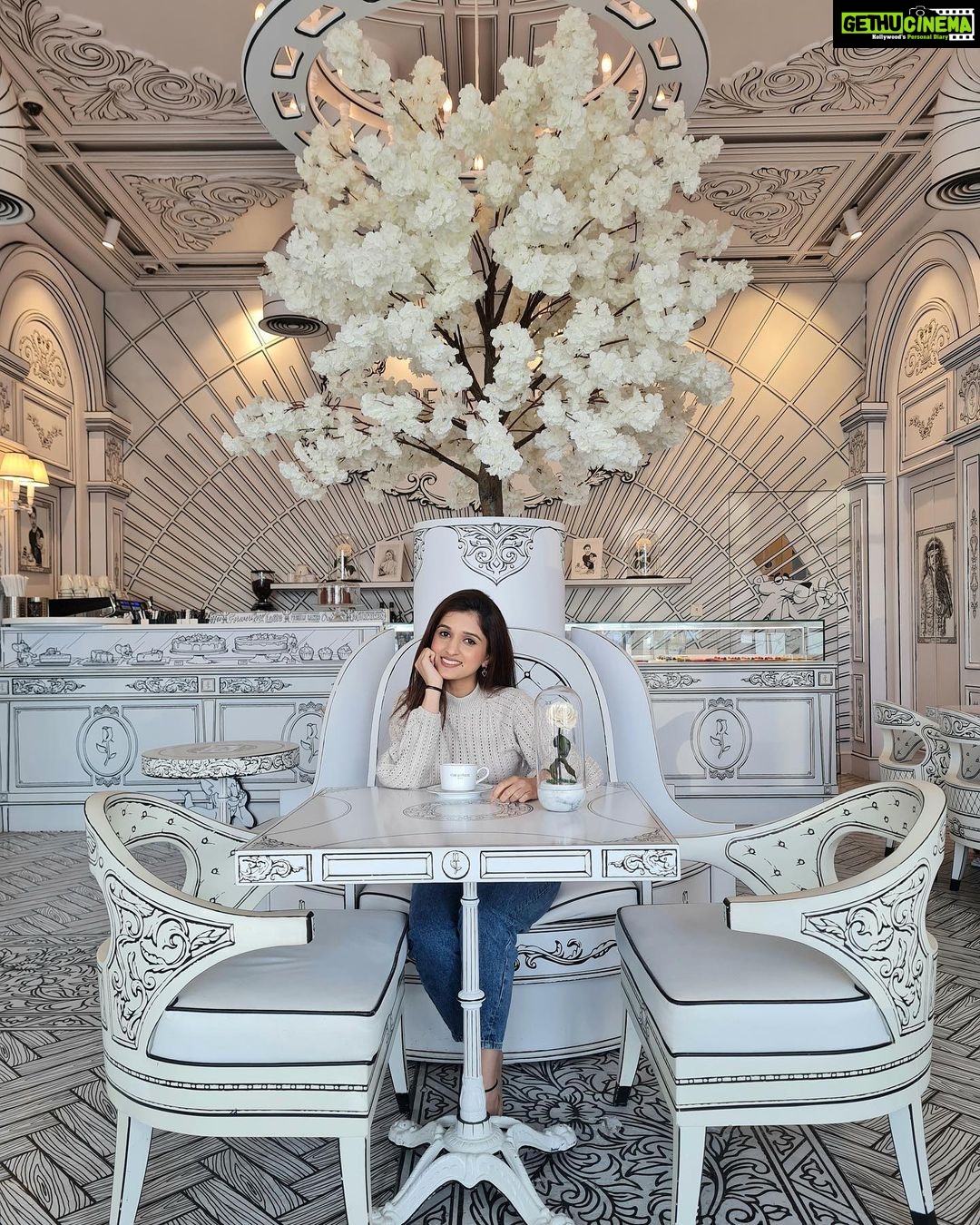 Nidhi Shah Instagram - In love with this place @foreverroselondon 😍❤️✨ . . . . #dubai #vacation #vacationmode ❤️ Forever Rose Cafe