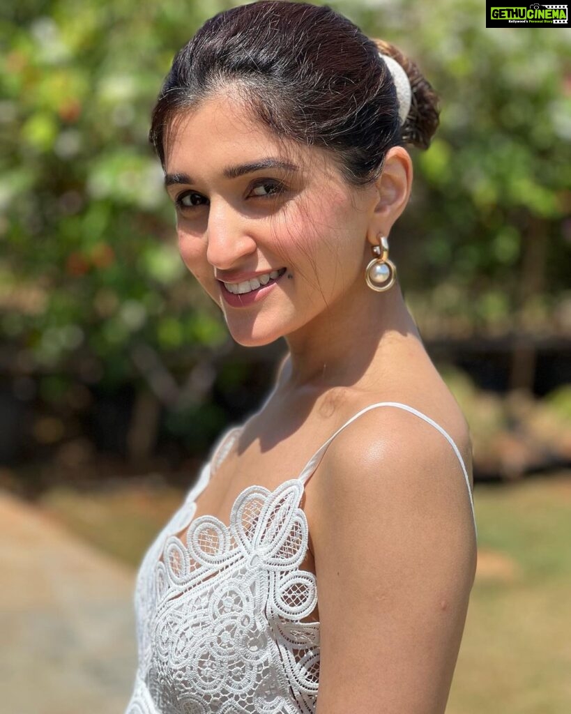Nidhi Shah Instagram - Gliding through the warmth of the morning Sun 🤍🤍 . . . . #insta #pictures #white #instafashion #vacation #morning #sunshine🌞 #instadaily #bestoftheday
