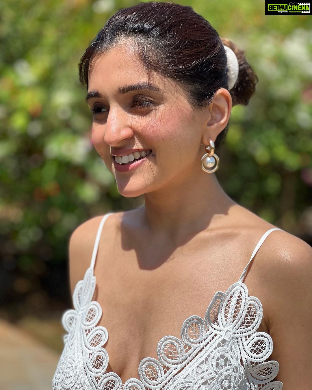 Nidhi Shah Instagram - Gliding through the warmth of the morning Sun 🤍🤍 . . . . #insta #pictures #white #instafashion #vacation #morning #sunshine🌞 #instadaily #bestoftheday