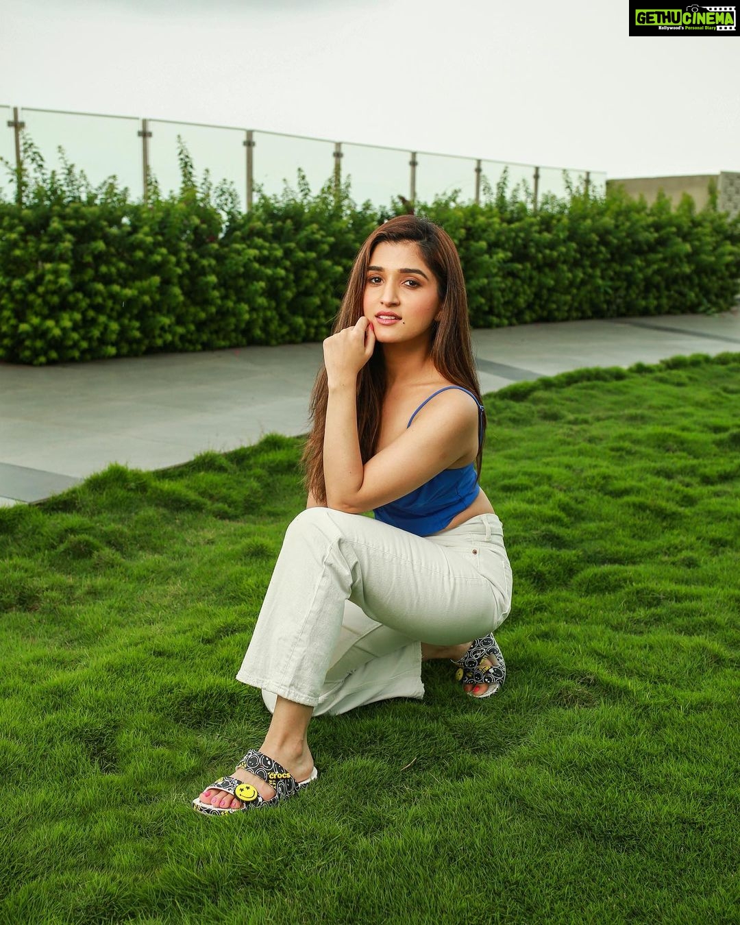 Nidhi Shah Instagram - My Smile is my best accessory and I can't stop smiling with my new SmileyWorld Crocs! I love them π . Available at shopcrocs.in in and select stores in New Delhi, Chennai and Ahemdabad #SmileyWorld @crocs @crocsindia @smileyworldbrand