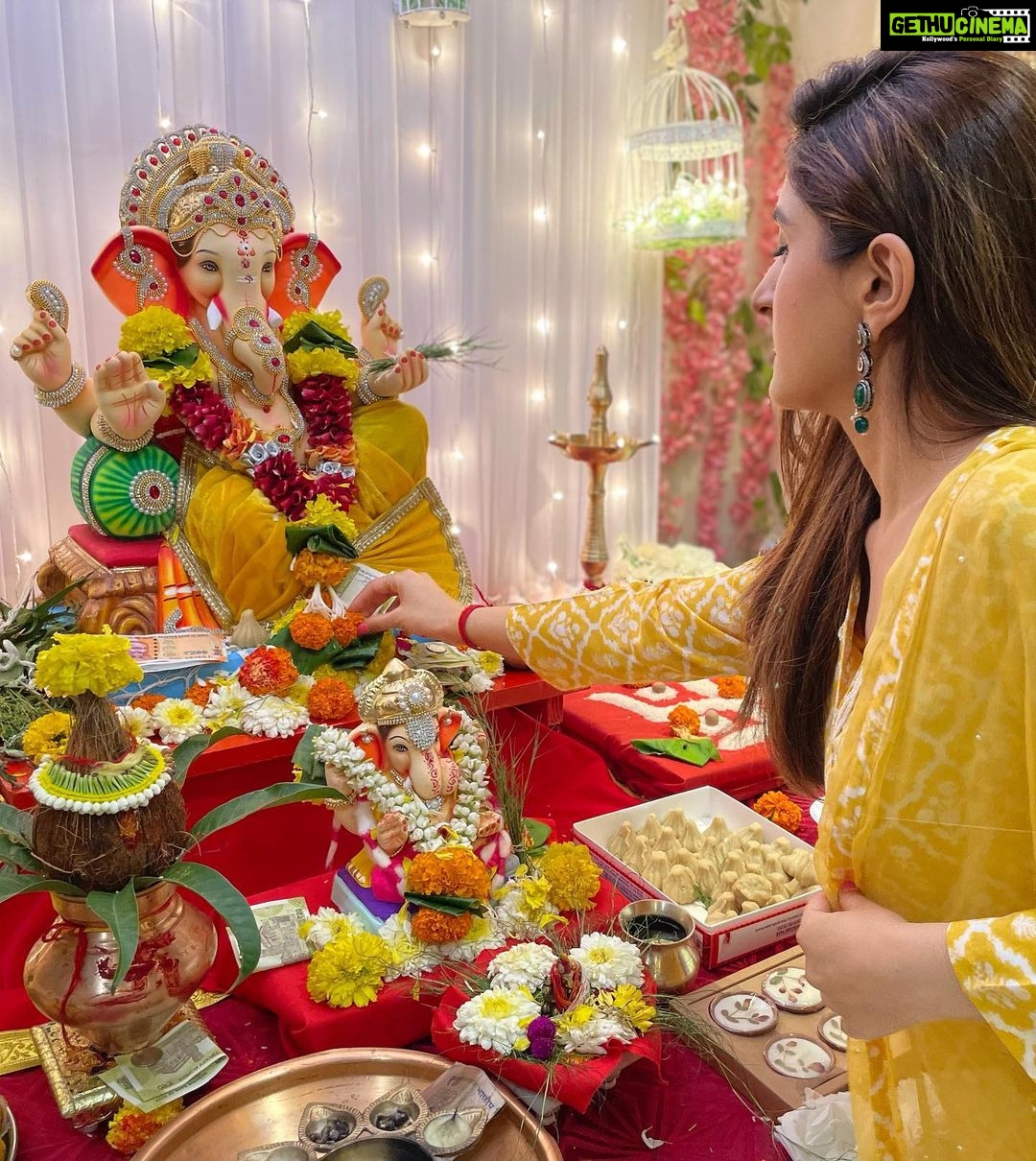 Nidhi Shah Instagram - Happy Ganesh Ustav to all of you ✨ Take time out to spend time with your loved ones during these festivities. May Bappa shower everyone with his blessings. 🙏 ganpati bappa morya 😍