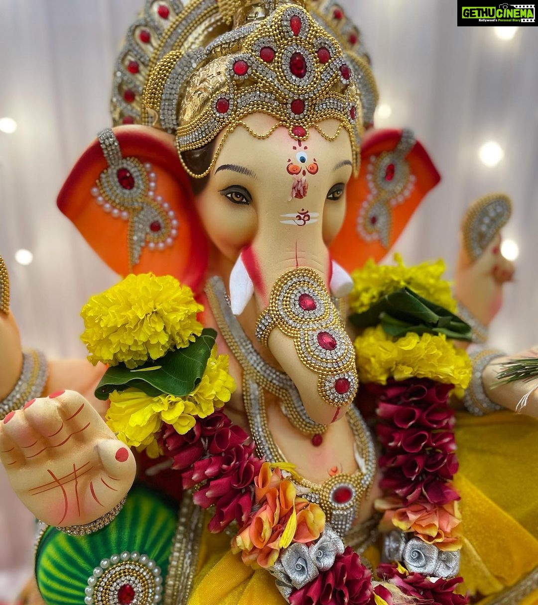 Nidhi Shah Instagram - Happy Ganesh Ustav to all of you ✨ Take time out to spend time with your loved ones during these festivities. May Bappa shower everyone with his blessings. 🙏 ganpati bappa morya 😍