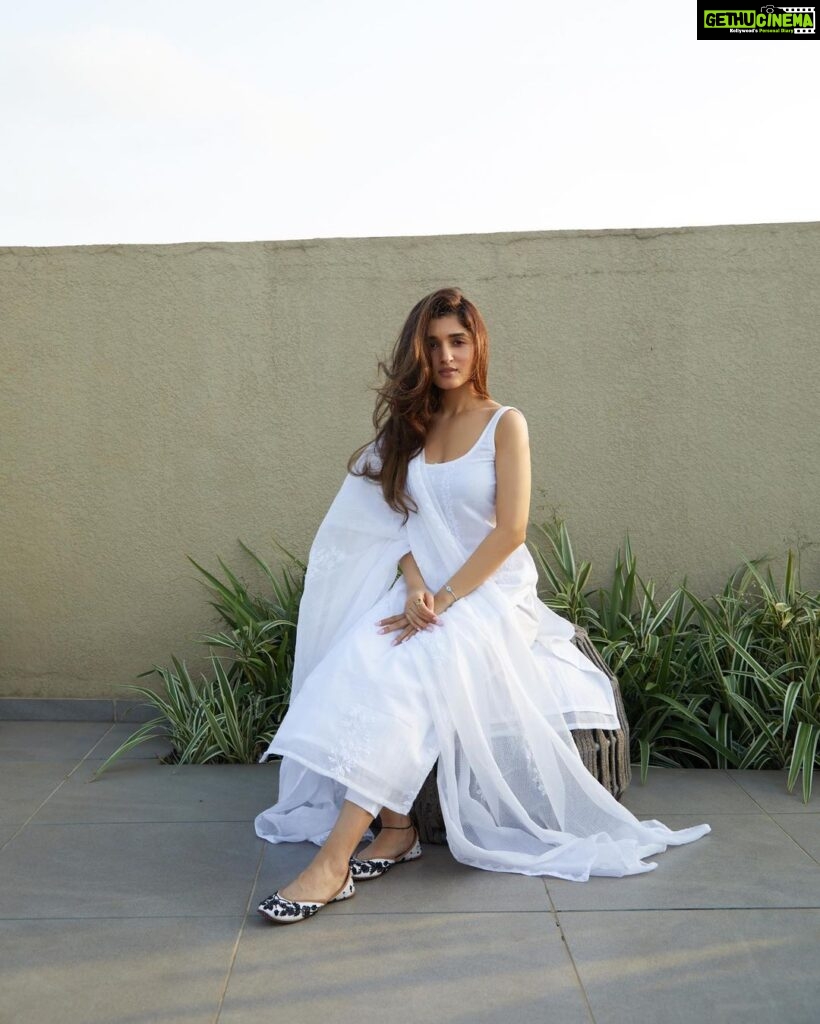 Nidhi Shah Instagram - For the love of white 🤍 . . . Wearing - @tilohri.india 📸 - @theguywithacanon