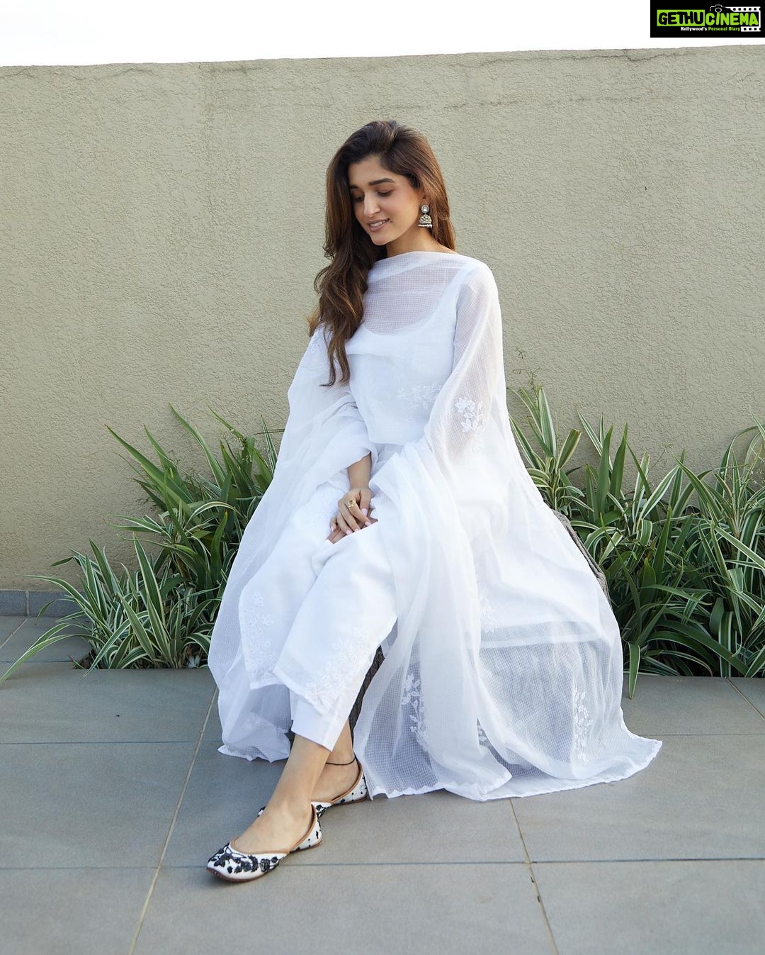 Nidhi Shah Instagram - For the love of white 🤍 . . . Wearing - @tilohri.india 📸 - @theguywithacanon