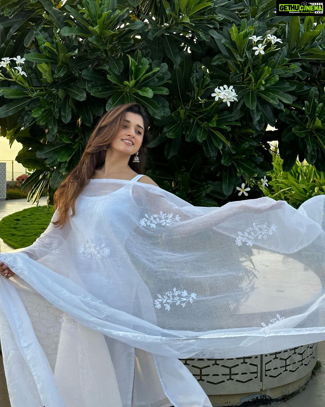 Nidhi Shah Instagram - For the love of white 🤍 . . . Wearing - @tilohri.india 📸 - @theguywithacanon