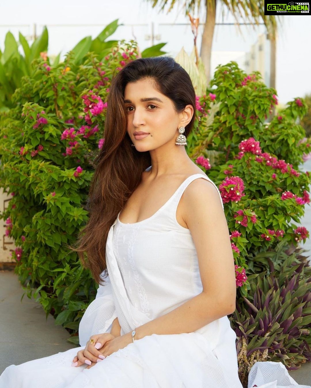 Nidhi Shah Instagram - For the love of white 🤍 . . . Wearing - @tilohri.india 📸 - @theguywithacanon