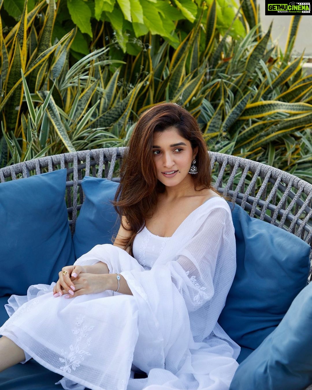 Nidhi Shah Instagram - For the love of white 🤍 . . . Wearing - @tilohri.india 📸 - @theguywithacanon