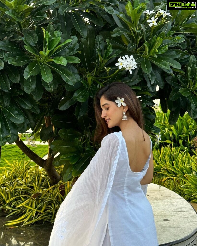 Nidhi Shah Instagram - For the love of white 🤍 . . . Wearing - @tilohri.india 📸 - @theguywithacanon