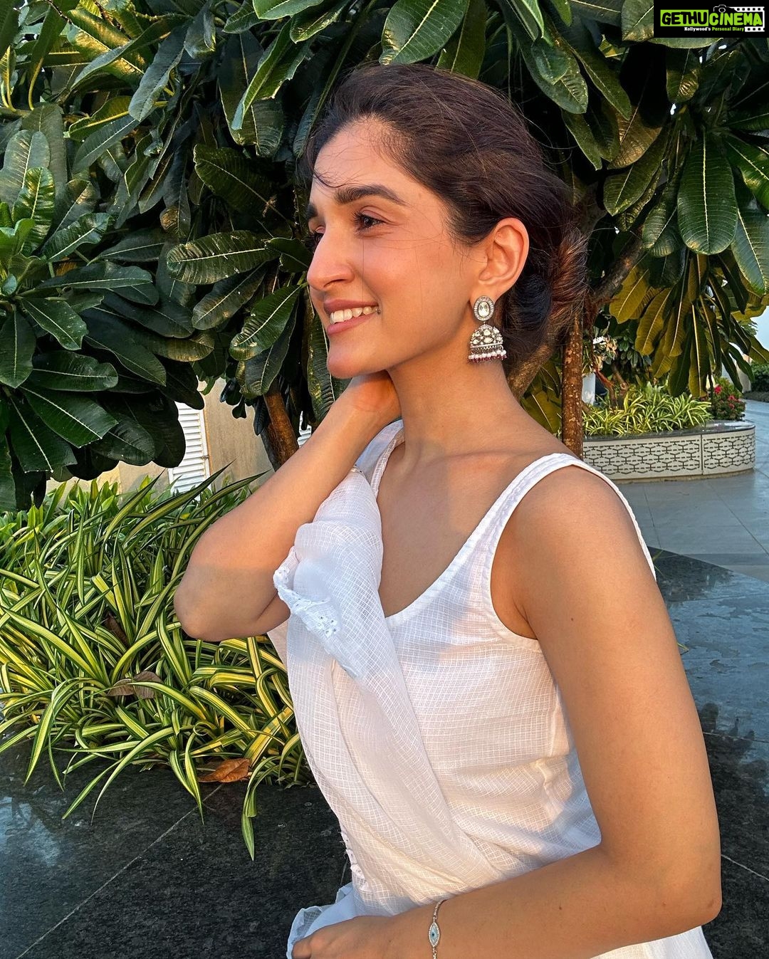 Nidhi Shah Instagram - For the love of white 🤍 . . . Wearing - @tilohri.india 📸 - @theguywithacanon