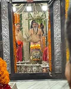 Nidhi Shah Instagram - It is imperative we as humans disconnect with the hustle once in a while and connect with the divine. Had the most surreal Darshan today. Forever grateful for getting this opportunity to be so close to Mahakal. The Bhasm Aarti from 4.00 AM to 6.00 AM was a divine experience like none other, had goosebumps and was simply overwhelmed by the love that I received today in the Temple complex. Once again, eternally grateful to have experienced this. Jai Mahakal! 
HAR HAR MAHADEV 🙏🏼🙏🏼😇