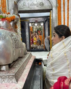 Nidhi Shah Instagram - It is imperative we as humans disconnect with the hustle once in a while and connect with the divine. Had the most surreal Darshan today. Forever grateful for getting this opportunity to be so close to Mahakal. The Bhasm Aarti from 4.00 AM to 6.00 AM was a divine experience like none other, had goosebumps and was simply overwhelmed by the love that I received today in the Temple complex. Once again, eternally grateful to have experienced this. Jai Mahakal! 
HAR HAR MAHADEV 🙏🏼🙏🏼😇