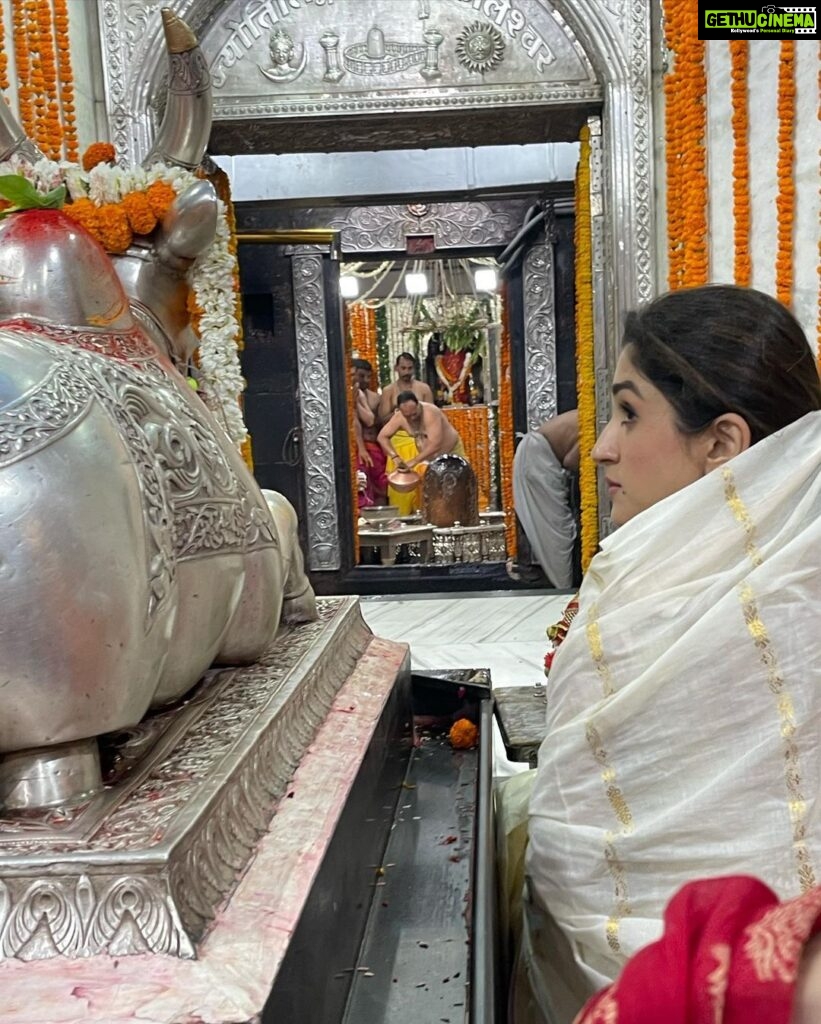 Nidhi Shah Instagram - It is imperative we as humans disconnect with the hustle once in a while and connect with the divine. Had the most surreal Darshan today. Forever grateful for getting this opportunity to be so close to Mahakal. The Bhasm Aarti from 4.00 AM to 6.00 AM was a divine experience like none other, had goosebumps and was simply overwhelmed by the love that I received today in the Temple complex. Once again, eternally grateful to have experienced this. Jai Mahakal! HAR HAR MAHADEV 🙏🏼🙏🏼😇 Ujjain Mahakal Temple