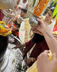 Nidhi Shah Instagram - It is imperative we as humans disconnect with the hustle once in a while and connect with the divine. Had the most surreal Darshan today. Forever grateful for getting this opportunity to be so close to Mahakal. The Bhasm Aarti from 4.00 AM to 6.00 AM was a divine experience like none other, had goosebumps and was simply overwhelmed by the love that I received today in the Temple complex. Once again, eternally grateful to have experienced this. Jai Mahakal! 
HAR HAR MAHADEV 🙏🏼🙏🏼😇