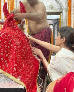 Nidhi Shah Instagram - It is imperative we as humans disconnect with the hustle once in a while and connect with the divine. Had the most surreal Darshan today. Forever grateful for getting this opportunity to be so close to Mahakal. The Bhasm Aarti from 4.00 AM to 6.00 AM was a divine experience like none other, had goosebumps and was simply overwhelmed by the love that I received today in the Temple complex. Once again, eternally grateful to have experienced this. Jai Mahakal! 
HAR HAR MAHADEV 🙏🏼🙏🏼😇