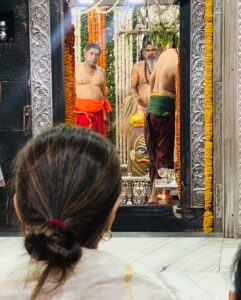 Nidhi Shah Instagram - It is imperative we as humans disconnect with the hustle once in a while and connect with the divine. Had the most surreal Darshan today. Forever grateful for getting this opportunity to be so close to Mahakal. The Bhasm Aarti from 4.00 AM to 6.00 AM was a divine experience like none other, had goosebumps and was simply overwhelmed by the love that I received today in the Temple complex. Once again, eternally grateful to have experienced this. Jai Mahakal! 
HAR HAR MAHADEV 🙏🏼🙏🏼😇