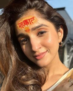 Nidhi Shah Instagram - It is imperative we as humans disconnect with the hustle once in a while and connect with the divine. Had the most surreal Darshan today. Forever grateful for getting this opportunity to be so close to Mahakal. The Bhasm Aarti from 4.00 AM to 6.00 AM was a divine experience like none other, had goosebumps and was simply overwhelmed by the love that I received today in the Temple complex. Once again, eternally grateful to have experienced this. Jai Mahakal! 
HAR HAR MAHADEV 🙏🏼🙏🏼😇