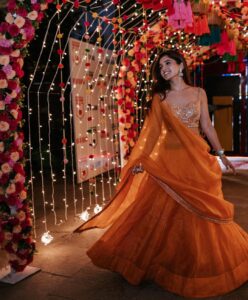 Nidhi Shah Instagram - Highly considering going to the craft store and turning these pictures into a scrapbook ❤️🥰 
A sneak peek into ketki and rushad’s mehendi function 🤩 
.
.

#throwback #mehendi #bestnight #fun #anupamaa #family #wedding #love