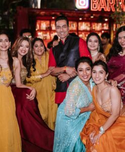 Nidhi Shah Instagram - Highly considering going to the craft store and turning these pictures into a scrapbook ❤️🥰 
A sneak peek into ketki and rushad’s mehendi function 🤩 
.
.

#throwback #mehendi #bestnight #fun #anupamaa #family #wedding #love