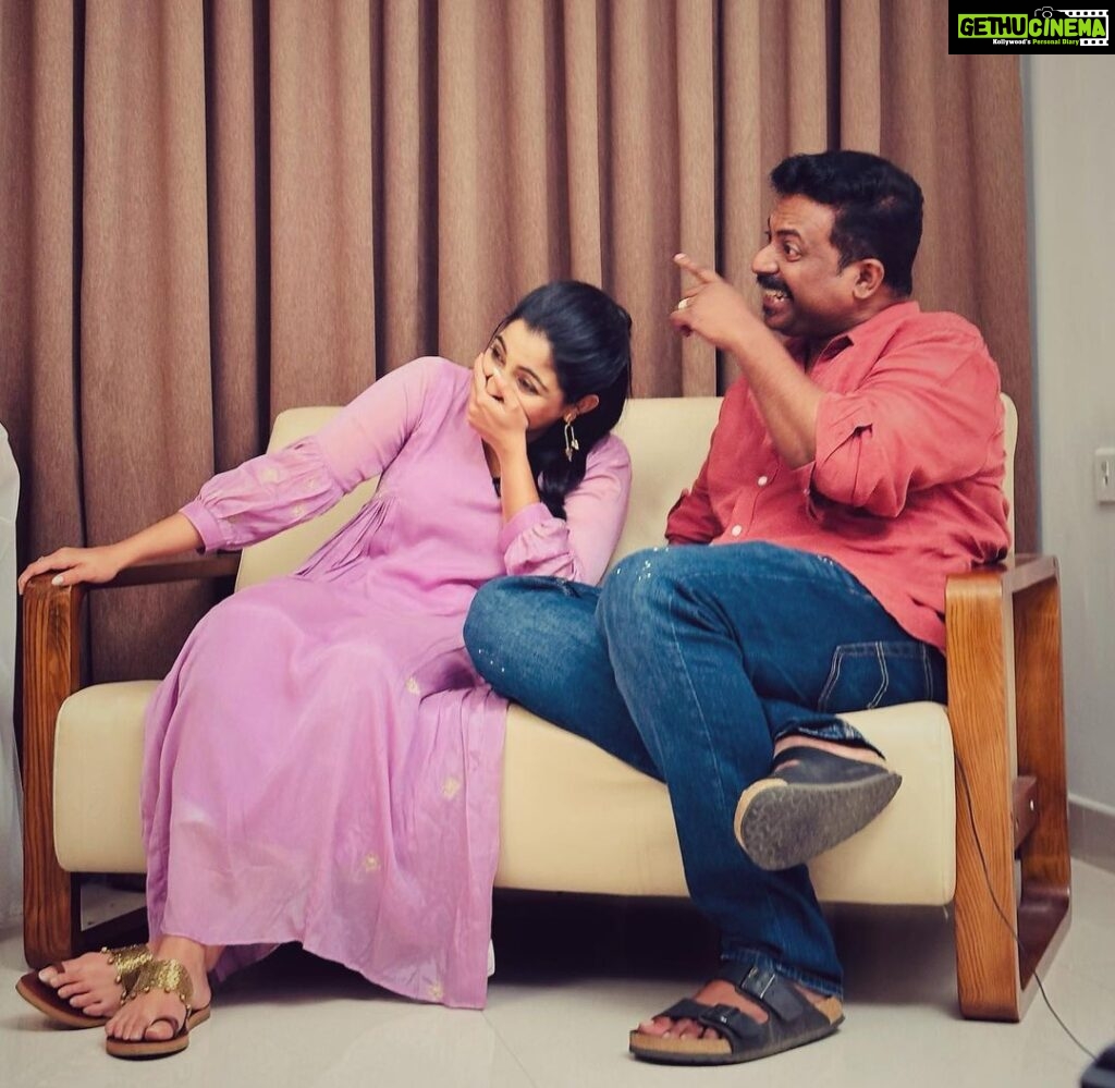 Nikhila Vimal Instagram - There is nothing in the world so irresistibly contagious as laughter and good humor. @nikhilavimalofficial 📸 @sanif_uc_gram Ernakulam City, Kerala