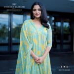 Nikhila Vimal Instagram - @nikhilavimalofficial shines in a gorgeous ensemble from @SameeraSaneeshKochi ✨ #SameeraSaneeshKochi #ClothingBrand #SameeraSaneesh #NikhilaVimal #CelebrityCollection #FilmIndustryCostumeDesigner #SameeraSaneeshBrand #Sale #FashionDesigner #FilmCostumeDesigner