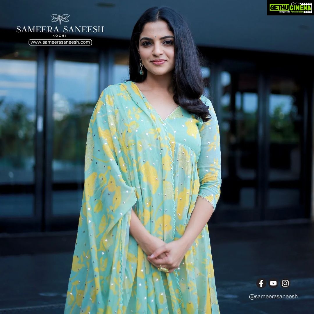 Nikhila Vimal Instagram - @nikhilavimalofficial shines in a gorgeous ensemble from @SameeraSaneeshKochi ✨ #SameeraSaneeshKochi #ClothingBrand #SameeraSaneesh #NikhilaVimal #CelebrityCollection #FilmIndustryCostumeDesigner #SameeraSaneeshBrand #Sale #FashionDesigner #FilmCostumeDesigner
