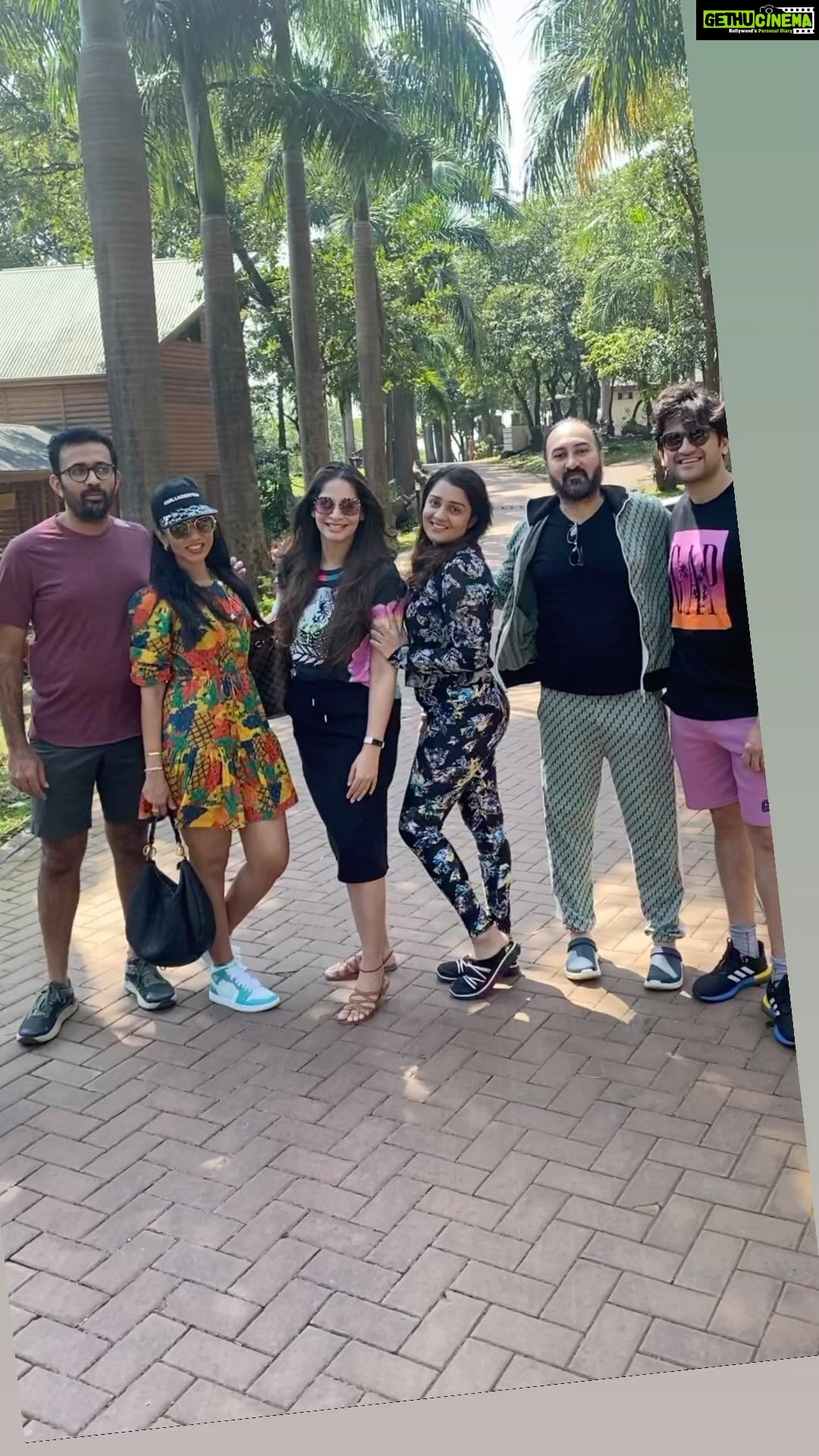 Nikita Thukral Instagram - When your trying to get the perfect pictures with your friends this is what we do before and after. Lol. 🙃😊🤣 #pictures #gratitude #funtime #ambyvalley