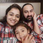 Nikita Thukral Instagram - Merry Christmas to everyone #christmas #celebration #celebrity #december #holidayseason @gagandeepsinghmago @jasmyrra_nikitamago #twinning #twinningwithmommy