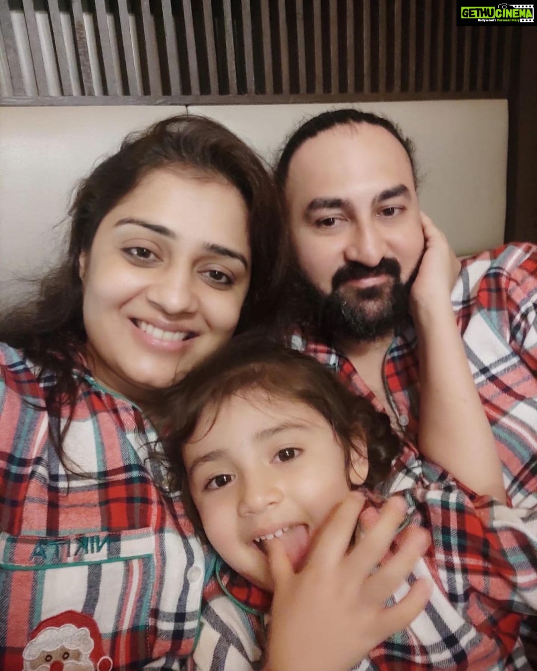Nikita Thukral Instagram - Merry Christmas to everyone #christmas #celebration #celebrity #december #holidayseason @gagandeepsinghmago @jasmyrra_nikitamago #twinning #twinningwithmommy
