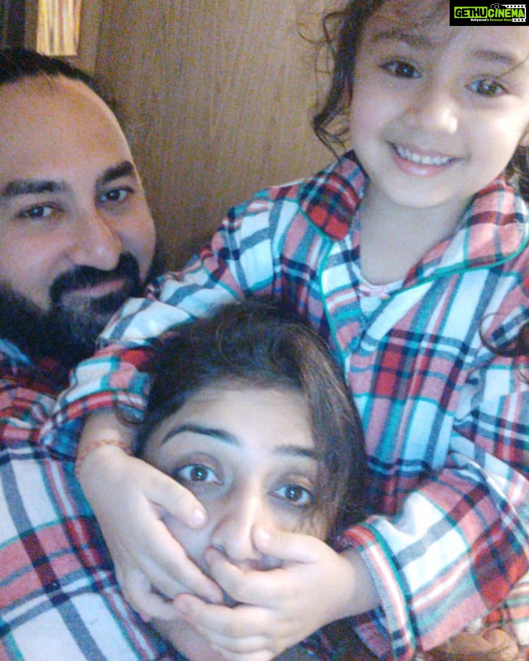 Nikita Thukral Instagram - Merry Christmas to everyone #christmas #celebration #celebrity #december #holidayseason @gagandeepsinghmago @jasmyrra_nikitamago #twinning #twinningwithmommy
