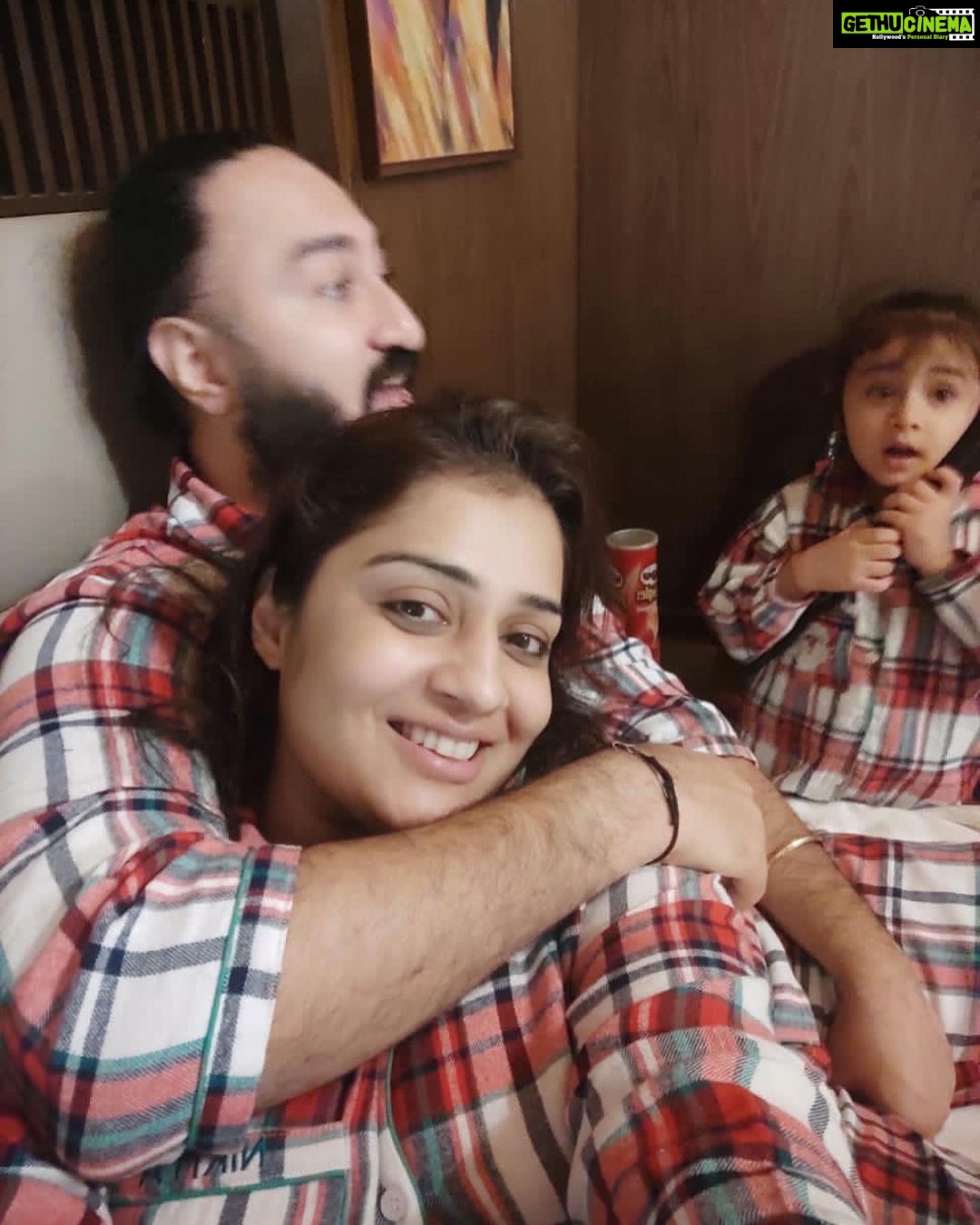 Nikita Thukral Instagram - Merry Christmas to everyone #christmas #celebration #celebrity #december #holidayseason @gagandeepsinghmago @jasmyrra_nikitamago #twinning #twinningwithmommy