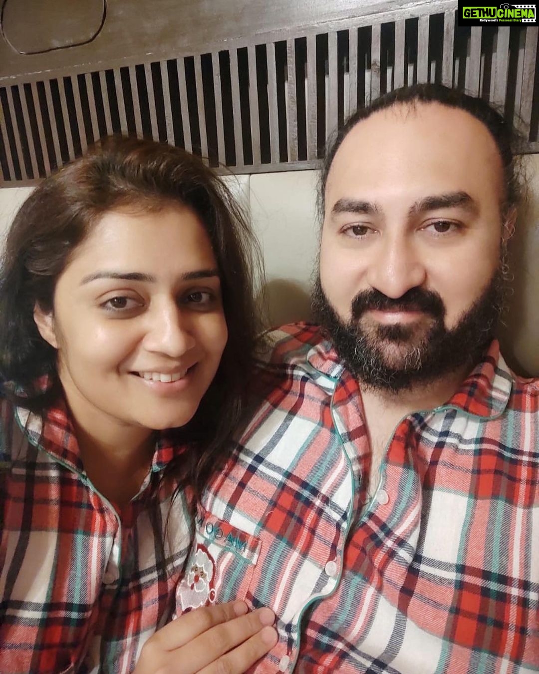 Nikita Thukral Instagram - Merry Christmas to everyone #christmas #celebration #celebrity #december #holidayseason @gagandeepsinghmago @jasmyrra_nikitamago #twinning #twinningwithmommy