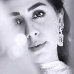 Nikki Galrani Instagram - 🖤🖤🖤 Outfit by @sanjevmarwaahaofficial @tifarachennai Jewellery by @hybajewels @tifarachennai Styled by @nikhitaniranjan Make up & Hair by @dianastylish_muh @page3salonalwarpet