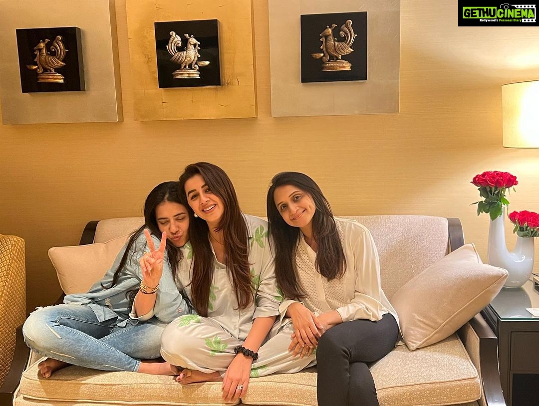 Nikki Galrani Instagram - Thank you for all the birthday love & sweet wishes you guys sent my way ♥️ Truly Grateful for all of you 😘♥️ Here’s a sneak peak of some lovely moments i had with my peeps ♥️ P.S : My apologies I couldn’t response to all the msgs /posts but I did see & read them & it brought the biggest smile on my face 😬